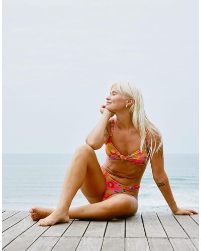 Billabong X amanda djerf – sunny coast – gerafftes bandeau-bikinioberteil mit em retro-blumenmuster - Mehrfarbig