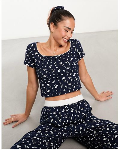 ASOS T-shirt del pigiama mix & match con stampa a fiorellini, bordi a festoncino ed elastico per capelli - Blu