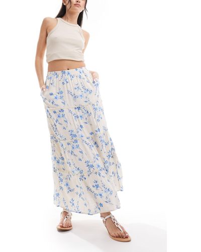 Hollister Falda larga color crema escalonada sin cierres con estampado floral azul y bolsillos - Blanco