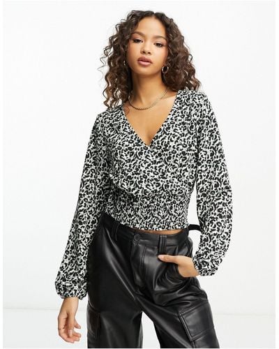Blusa blanca con línea con estampado de leopardo