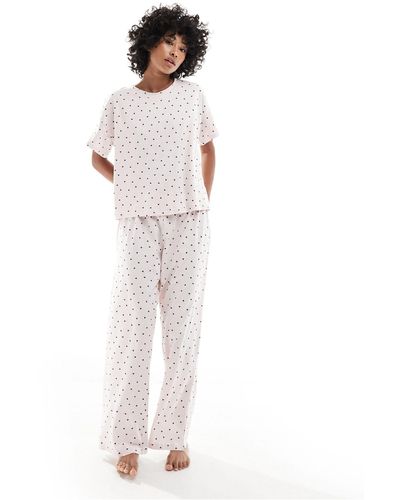 Monki Tulah - pigiama con t-shirt a maniche corte e pantaloni chiaro con stampa di cuori - Bianco