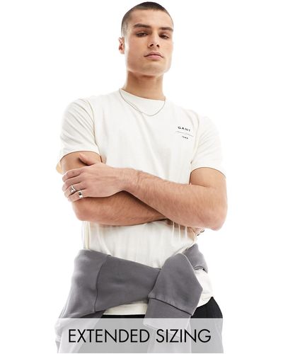 GANT – cremefarbenes t-shirt mit logo-schriftzug - Weiß