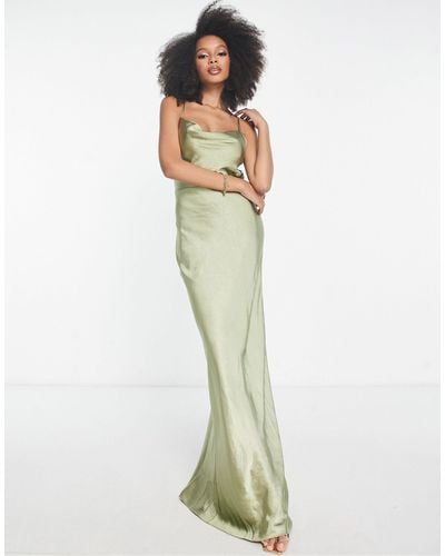 Pretty Lavish Keisha - l'invitée - robe longue satinée à col bénitier - olive doux - Vert