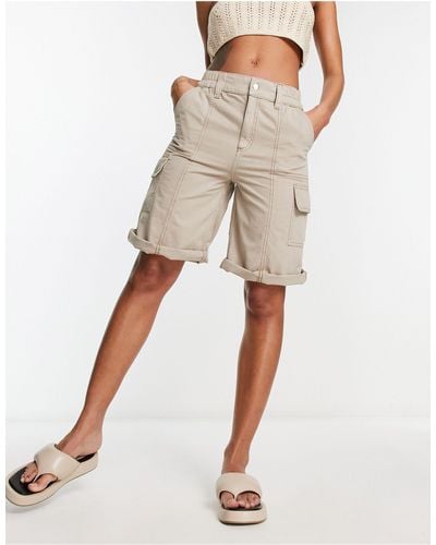ASOS Pantalones cortos cargo marrón grisáceo alargados con pespuntes en contraste - Neutro