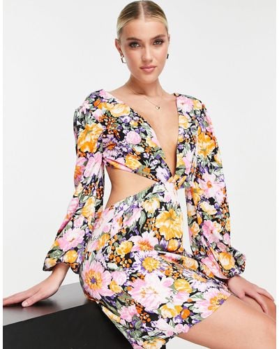 Love Triangle Robe courte avec manches longues et dos ouvert - foncé à fleurs - Multicolore