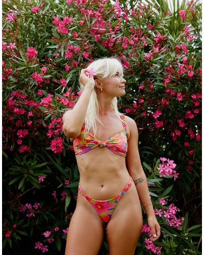 Billabong X amanda djerf – sunny coast – geraffte bikinihose mit em retro-blumenmuster - Weiß