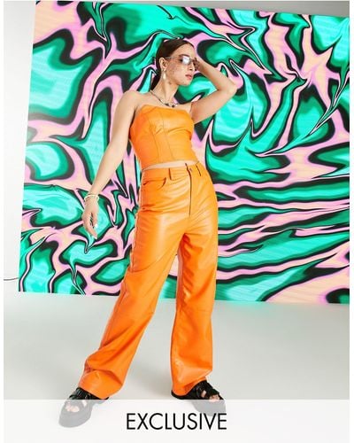 Collusion Pantalon d'ensemble coupe dad en imitation cuir style années 90 avec détail charpentier et taille en v - Orange