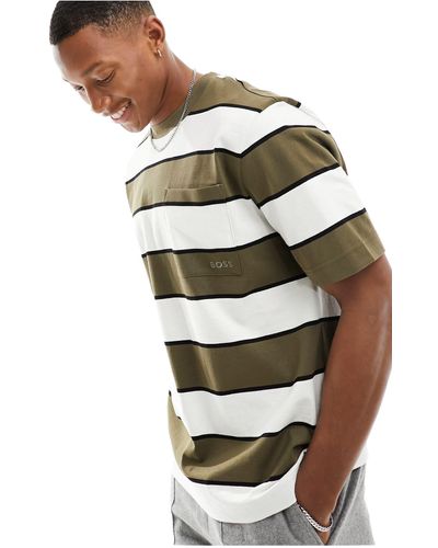 BOSS Camiseta a rayas caquis con bolsillo y logo - Multicolor