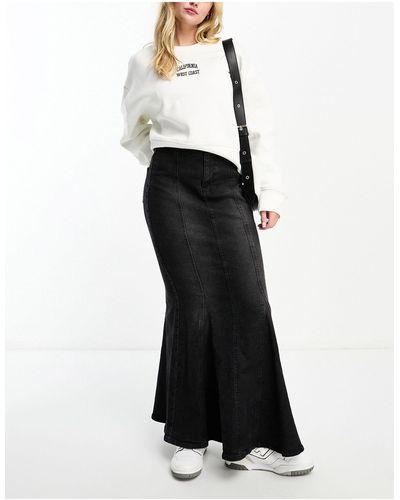 Bershka Jupe longue en jean à ourlet brut - délavé - Blanc