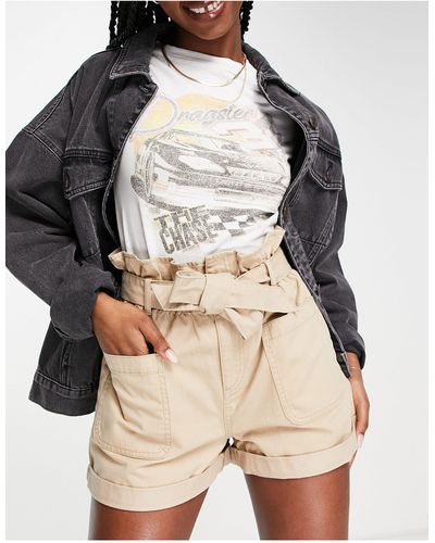 Miss Selfridge Pantalones cortos cargo color con cinturón y bolsillos - Neutro