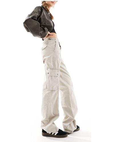 Bershka Pantalon cargo taille basse à poches - sable - Blanc