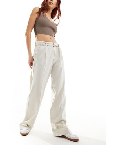 Pull&Bear Pantaloni sartoriali a fondo ampio color sabbia con pieghe e cintura - Bianco