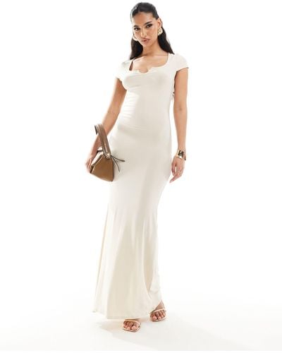 Fashionkilla Vestito lungo super morbido color crema con maniche ad aletta e intaglio sul davanti - Bianco