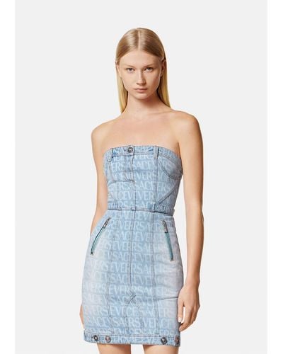 Sold at Auction: CHANEL Robe en denim bleu clair (taille 40) Light blue  denim dress (size 40) BON ÉTAT (Taches, jaunissement, légèrement dél