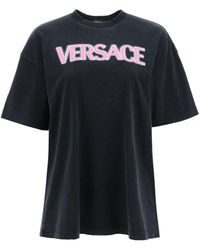 Versace Distressed T -Shirt mit Neon -Logo - Schwarz