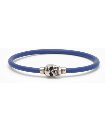 Alexander McQueen Alexander Mc Königin Silberschädel Armband In Blauem Gummi - Blauw