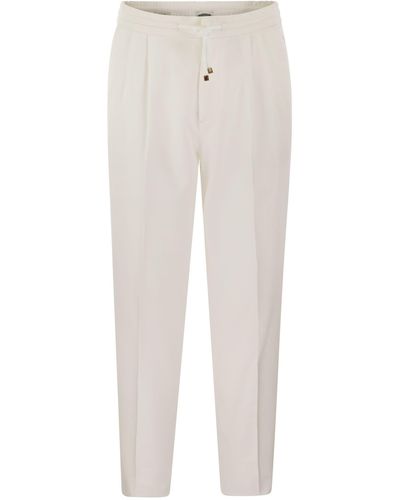 Brunello Cucinelli Leisure Fit Cotton Gabardine pantalones con cordero y dardos dobles - Blanco