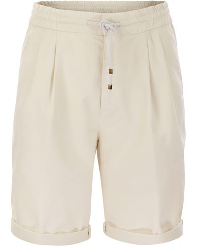 Brunello Cucinelli Bermuda Shorts dans le vêtement teint en coton gabardine avec cordon et doubles fléchettes - Neutre