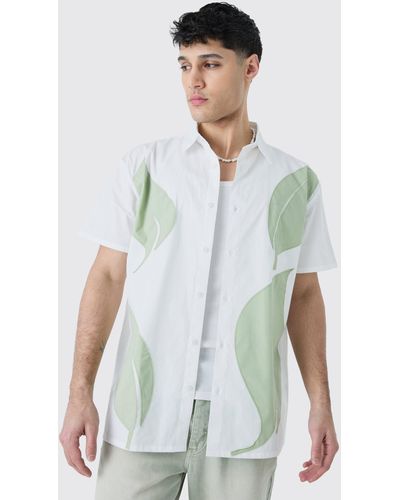 BoohooMAN Short Sleeve Oversized Poplin Leaf Applique Shirt - Weiß