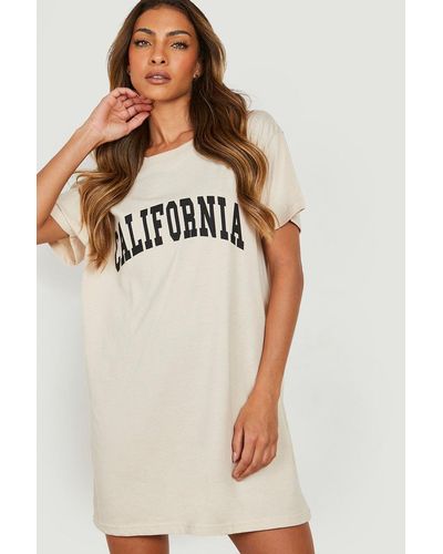 Boohoo Vestido Camiseta Con Estampado De California - Neutro