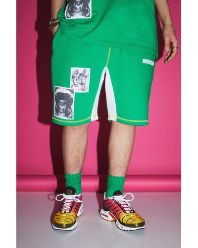 BoohooMAN Lockere mittellange Shorts mit Applikation - Pink