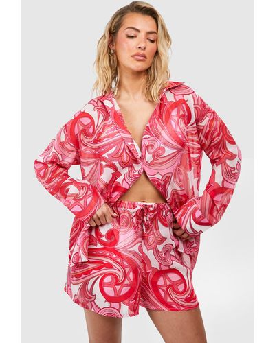 Boohoo Conjunto Coordinado Para La Playa De Pantalón Corto Y Camisa Con Estampado Abstracto - Rojo