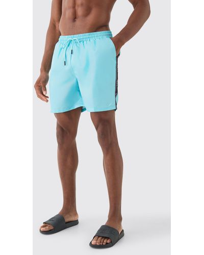 BoohooMAN Mid Length Man Tape Swim Shorts - Blau