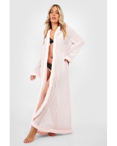 Boohoo Bata Plus Estilo Kimono Con Ribete De Pelos - Rosa