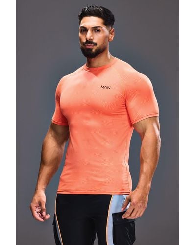 Boohoo Camiseta Man Active Ajustada Al Músculo Con Estampado Geométrico - Naranja