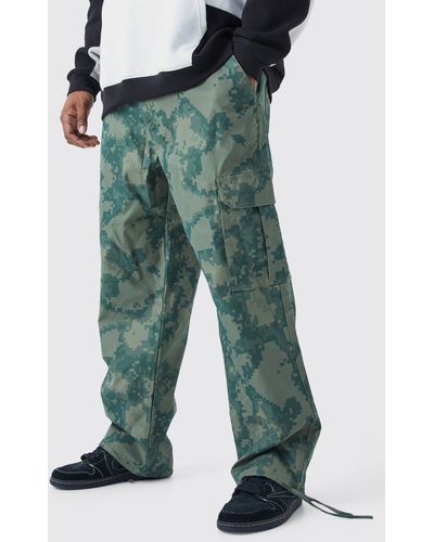 Boohoo Pantalón Plus Cargo Holgado Con Cintura Fija Y Estampado De Camuflaje - Verde