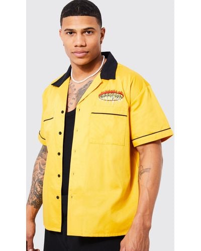 BoohooMAN Kastiges Baumwoll-Hemd mit Official-Stickerei - Gelb