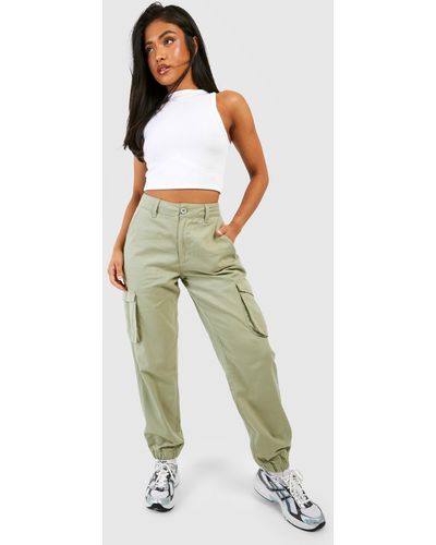 Boohoo Pantalón Deportivo Petite Cargo De Sarga Y Tiro Alto - Verde