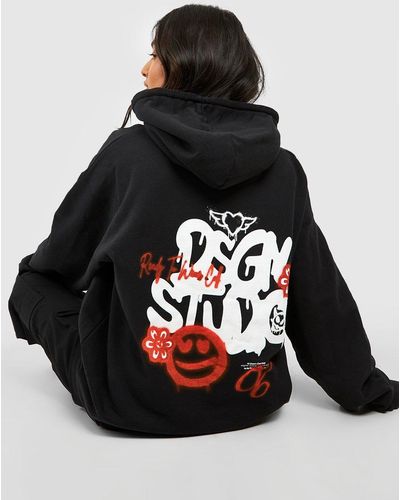 Boohoo Sudadera Petite Con Capucha Y Estampado Dsgn Studio De Grafiti En La Espalda - Negro