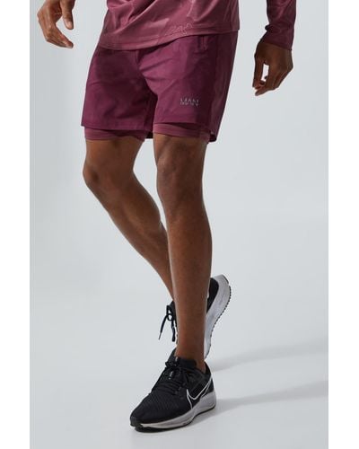 BoohooMAN Man Active 2-in-1 Shorts mit Camouflage-Print - Lila