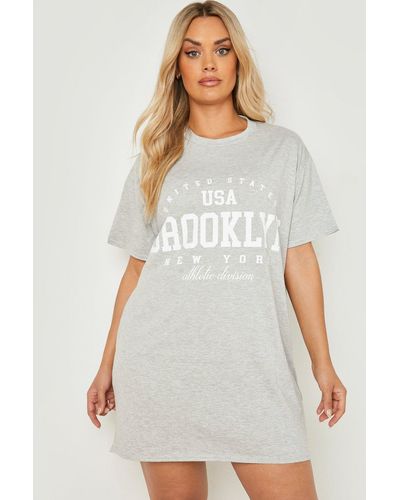Boohoo Vestido Camiseta Plus Oversize Con Eslogan Brooklyn - Gris