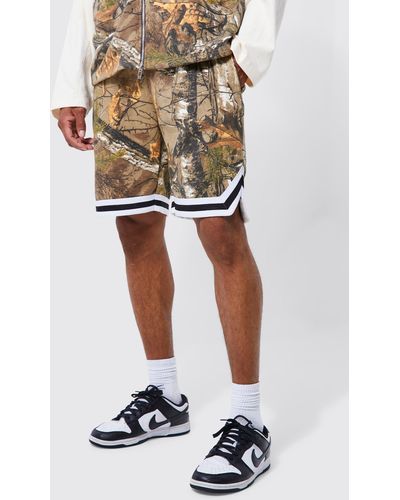 BoohooMAN Lockere mittellange Camouflage Basketball-Shorts - Weiß