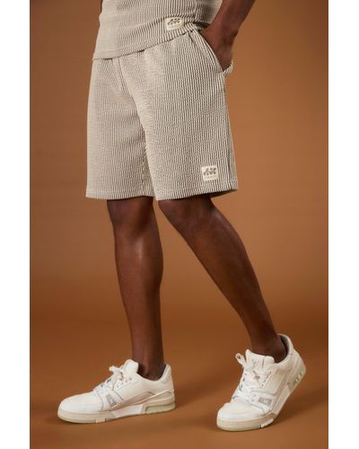 BoohooMAN Relaxed Mid Length Textured Short With Woven Tab - Brown