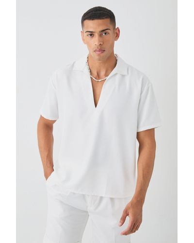 BoohooMAN Oversized V Neck Dropped Shoulder Shirt In White - Weiß