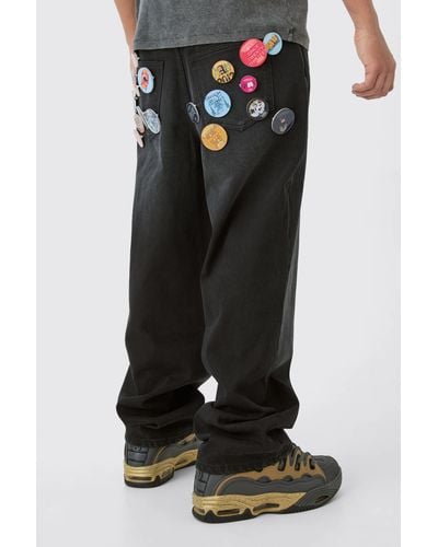 BoohooMAN Baggy Rigid Badge Jeans In Washed Black - Schwarz