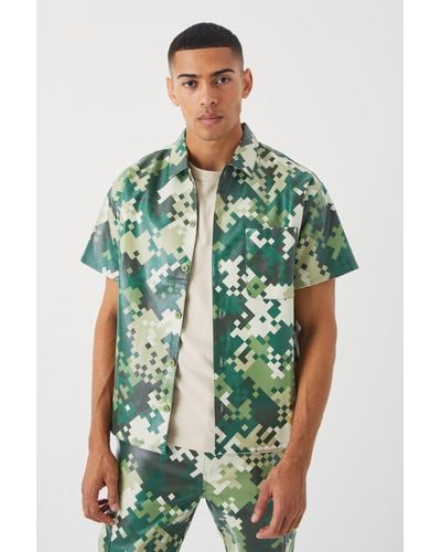 BoohooMAN Kurzärmliges kastiges PU Camouflage-Hemd - Grün