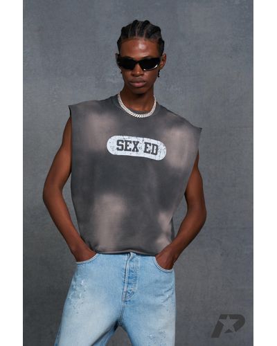 BoohooMAN Oversized Boxy Cropped vest With Text Print - Grau