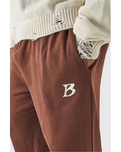 Boohoo Pantalón Deportivo Plus Con Eslogan Core B En Color Chocolate - Marrón
