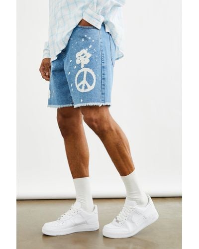 BoohooMAN Relaxed Fit Peace Laser Print Denim Shorts - Blue