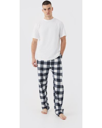 BoohooMAN Tall karierte Pyjama-Hose und T-Shirt - Weiß