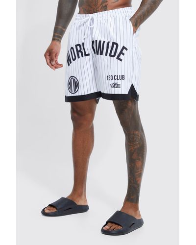 BoohooMAN Mittellange gestreifte Basketball-Badehose mit Worldwide-Print - Weiß