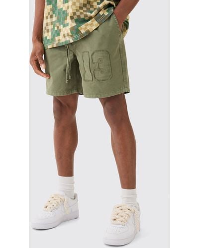 BoohooMAN Elastic Waist Applique Short Length Relaxed Shorts - Grün