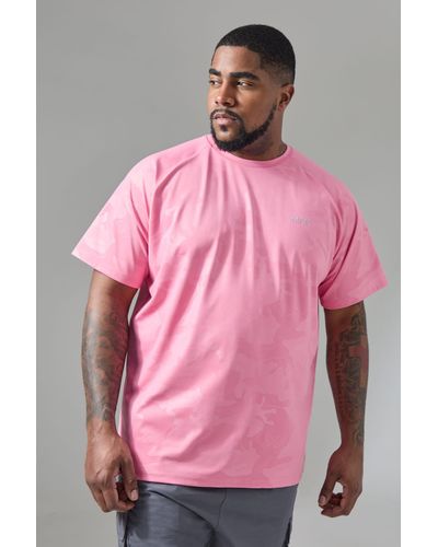 BoohooMAN Plus Active Camo Raglan Performance T-shirt - Pink