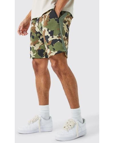 BoohooMAN Relaxed Camo Side Panel Shorts - Green