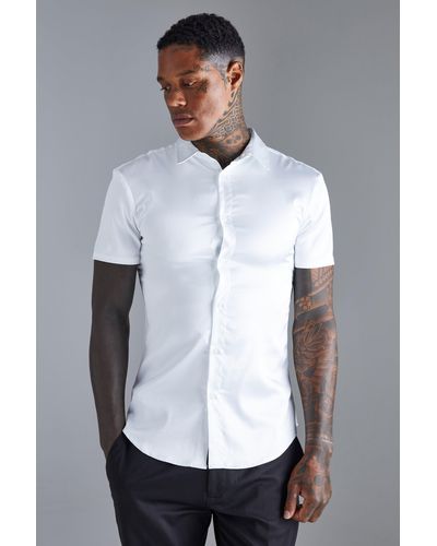 BoohooMAN Kurzärmliges Muscle-Fit Hemd aus Satin - Weiß