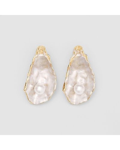 Burberry Boucles d'oreilles huître plaquées or avec perle de synthèse - Métallisé